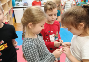 przedszkolaki składają sobie życzenia i dzielą opłatkiem