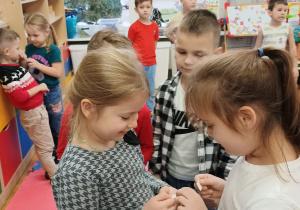 przedszkolaki składają sobie życzenia i dzielą opłatkiem