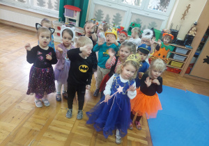 dzieci z grupy II w kostiumach karnawałowych