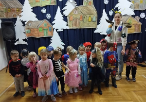 dzieci z grupy III w kostiumach karnawałowych