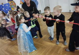 zabawa dzieci z mocowaniem i liną