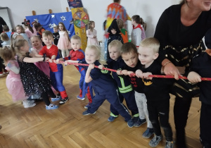 dzieci ciągną linę