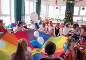 zabawa z chustą a nimacyjną i balonami