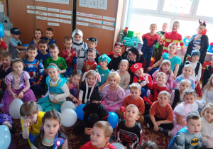 przedszkolaki w kostiumach karnawałowych w oczekiwaniu na bal