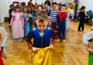 zabawa sprawnosciowa - dzieci saczą w workach