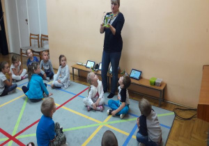 instruktorka pokazuje dzieciom robota