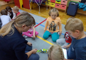 chłopiec steruje robotem tabletem