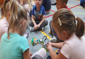 dziewczynka bawi się robotem helikopterem