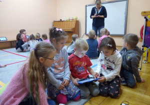 dzieci bawią się tabletem