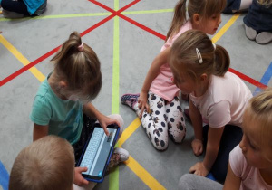 dziewczynka uczy się sterowania tabletem