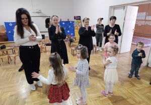 babcie tańczą z wnuczętami i klaszczą w dłonie