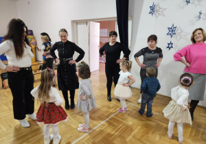babcie tańczą z wnukami trzymając ręce na biodrach