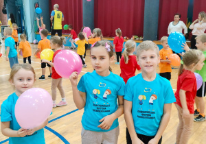 przedszkolaki podczas zabaw z balonami