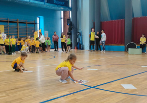 dzieci podczas konkurencji z obrazkami Myszki Miki