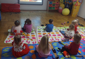 przedszkolaki świętują walentynki oglądając bajkę i jedząc popcorn