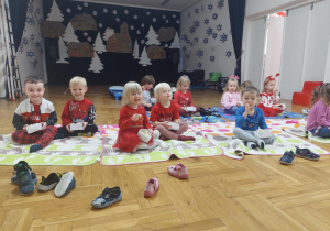 przedszkolaki świętują walentynki oglądając bajkę i jedząc popcorn