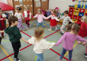 dzieci tańczą w kole trzymając się za ręce