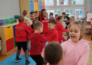 dzieci tańczą w parach