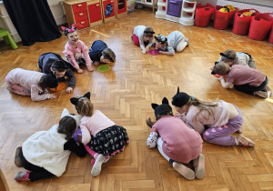 dzieci koty dobierają się po dwie osoby do jednego talerzyka