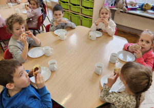 przedszkolaki jedzą pączki