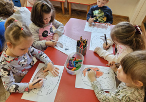 dzieci kolorują pączki z lukrem