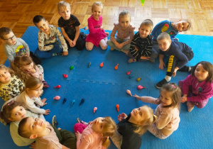 przedszkolaki siedzą w kole z wykonanym gniotkiem