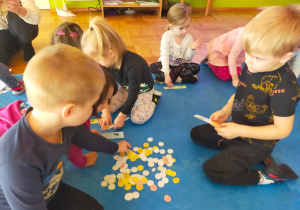 dzieci pracują na dywanie
