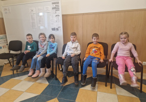 dzieci siedzą w poczekalni