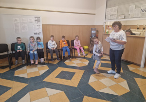 pani wyczytuje kolejno dzieci