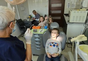 chłopiec siedzi na fotelu stomatologicznym