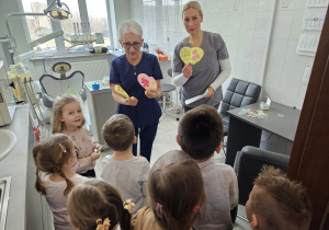 dzieci zostawiają paniom laurki w gabinecie stomatologicznym