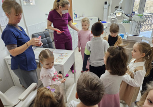przedszkolaki otrzymują naklejki od pań w gabinecie