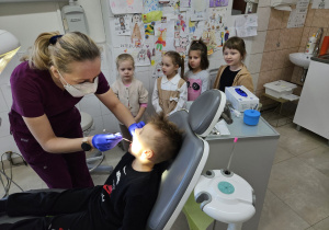 pani stomatolog sprawdza stan uzębienia chłopca