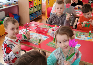 przedszkolaki pokazują wykonane tulipany