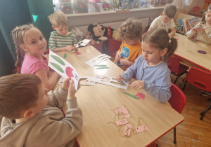 przedszkolaki wyciskają gotowe elementy na kwiatek