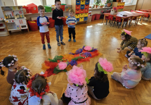 chłopcy składają życzenia stojąc przed dziewczynkami