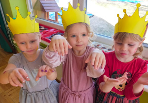 dziewczynki demonstrują swój wygląd końcowy po zabawie w spa