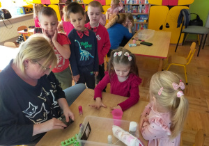 mama maluje dziewczynkom paznokcie