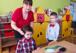 mama układa włosy chłopcom