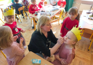 mama maluje dziewczynkom serca