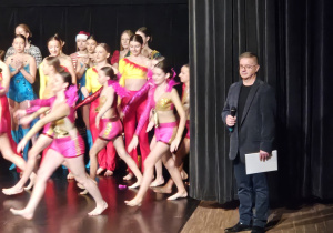 instruktor śpiewu Tomasz Marciniak zapowiada kolejną grupę