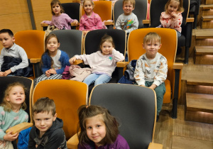 przedszkolaki siedzą na widowni