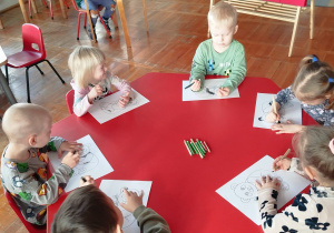 dzieci kolorują obrazek pandy
