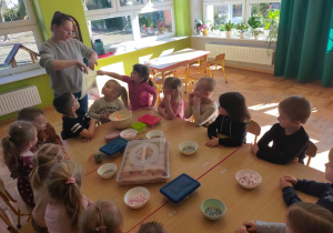 mama pokazuje dzieciom narzędzia cukiernika