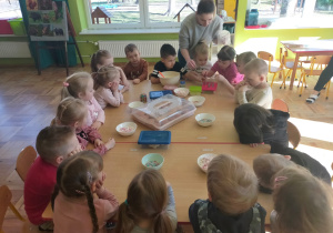 mama pokazuje dzieciom narzędzia cukiernika