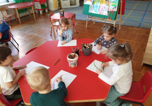 dzieci rysują tęcze