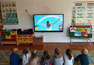 dzieci oglądają film edukacyjny o tęczy