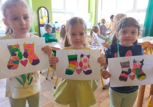dziewczynki z pracami plastycznymi - skarpetki kolorowane plasteliną