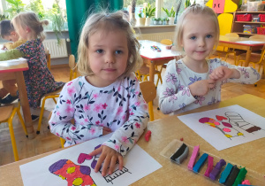 dziewczynki kolorują plasteliną kontur skarpetki
