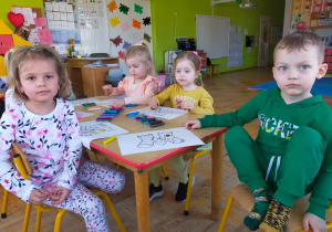 dziewczynki kolorują plasteliną kontur skarpetki